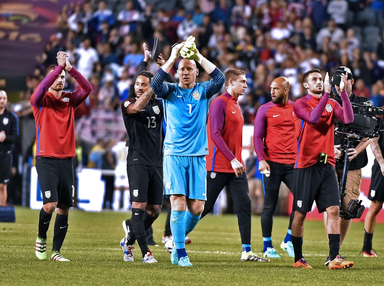 Todo el equipo de Estados Unidos celebrando la victoria