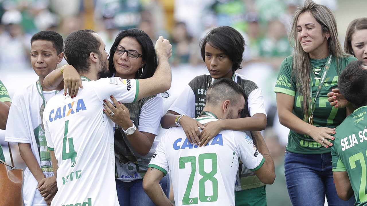 Familiares y deudos de las víctimas en la entrega del trofeo de la Sudamericana al Chapecoense en enero de 2017.