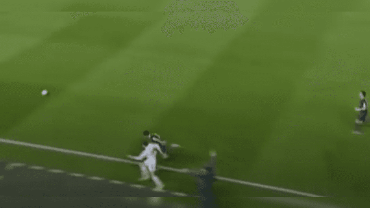 <b>¡Lo sacó de la línea de cal!</b>
<br>Bartra encimó a Bale y lo desplazó con su cuerpo fuera del campo.