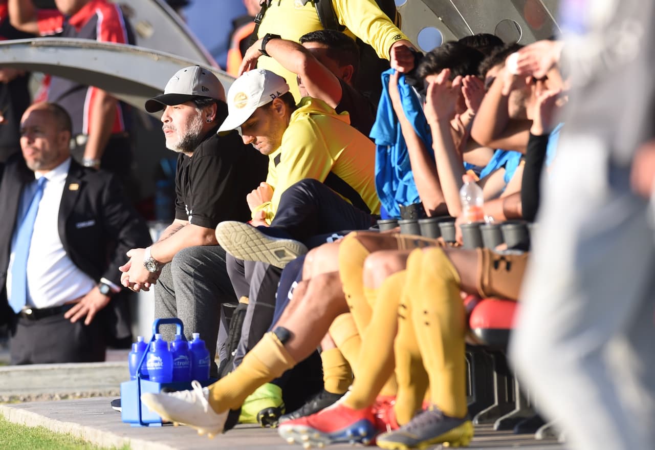 Diego Maradona, presenció a tope el encuentro de sus dirigidos y se mostraba impaciente por el resultado al descanso. Al 63', Cristian Baez puso el 2-2 definitivo.