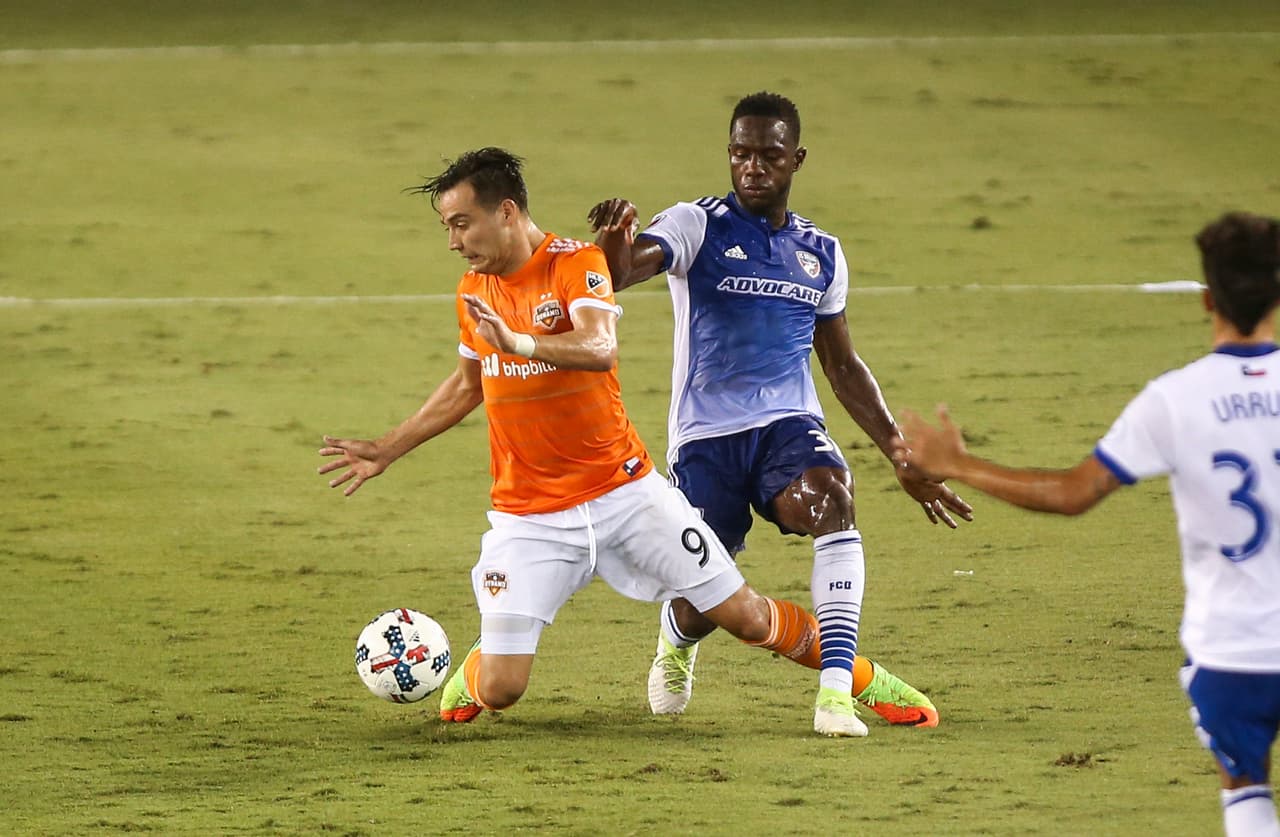 Con goles del ‘Cubo’ Torres y Maxi Urruti el candente ‘Texas Derby’ terminó empatado