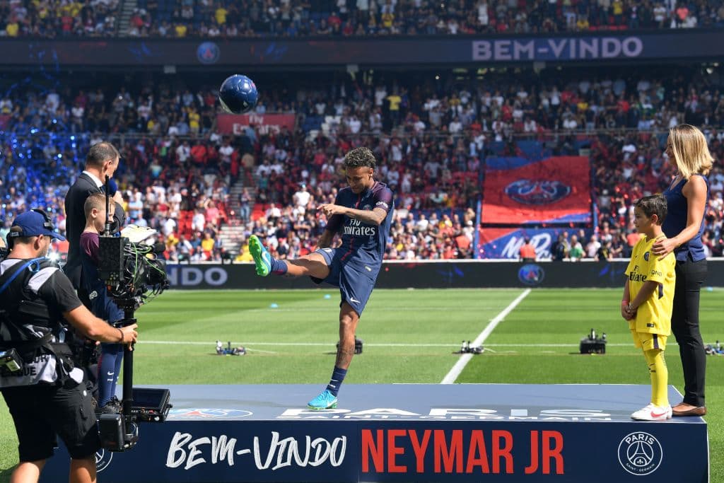 Eso atrajo a los hinchas al brasileño y de inmediato enamoró al crack, amante de ser el centro de atracción.