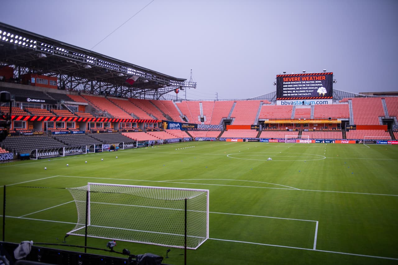 El partido se tuvo que posponer casi dos horas por una tormenta eléctrica en Houston.