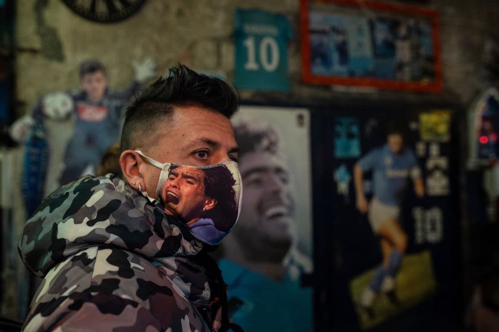 Los aficionados de Nápoles salieron a las calles para rendir tributo a Maradona.