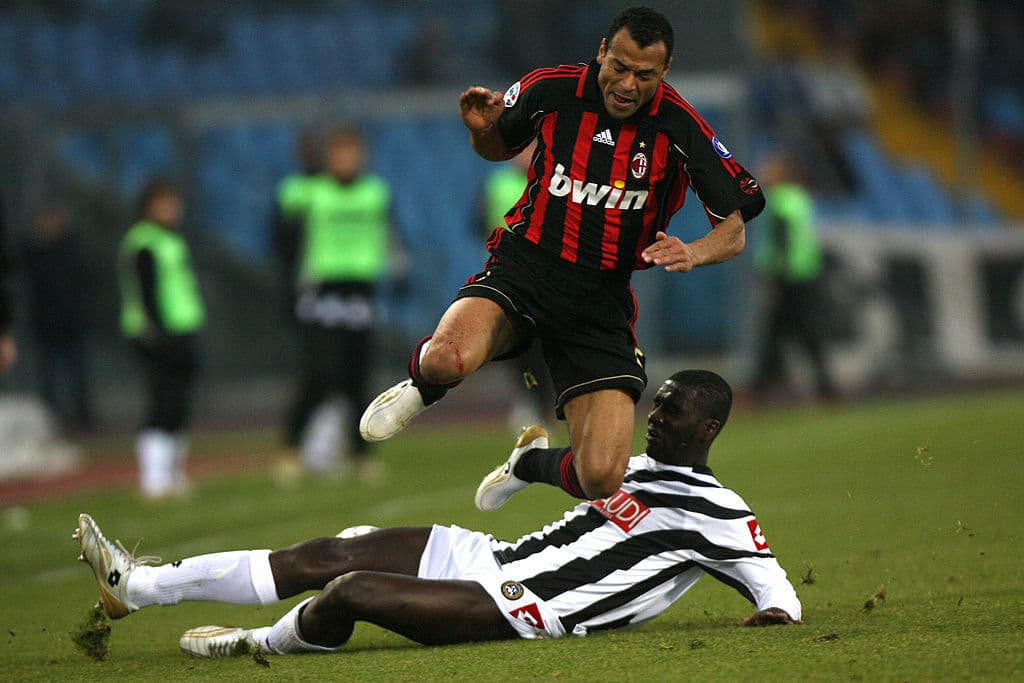 De 1997 a 2003, la estrella brasileña jugó con la Roma donde logró conseguir un título de Serie A y una Supercopa de Italia.