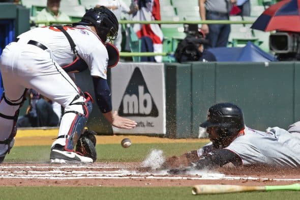 Esta jugada movió a Casilla a tercera base. Luego, Maikel Franco se ponchó para el primero fuera, Elián Herrera pegó un elevado de sacrificio que trajo al plato a Casilla y poner el juego 2-0.