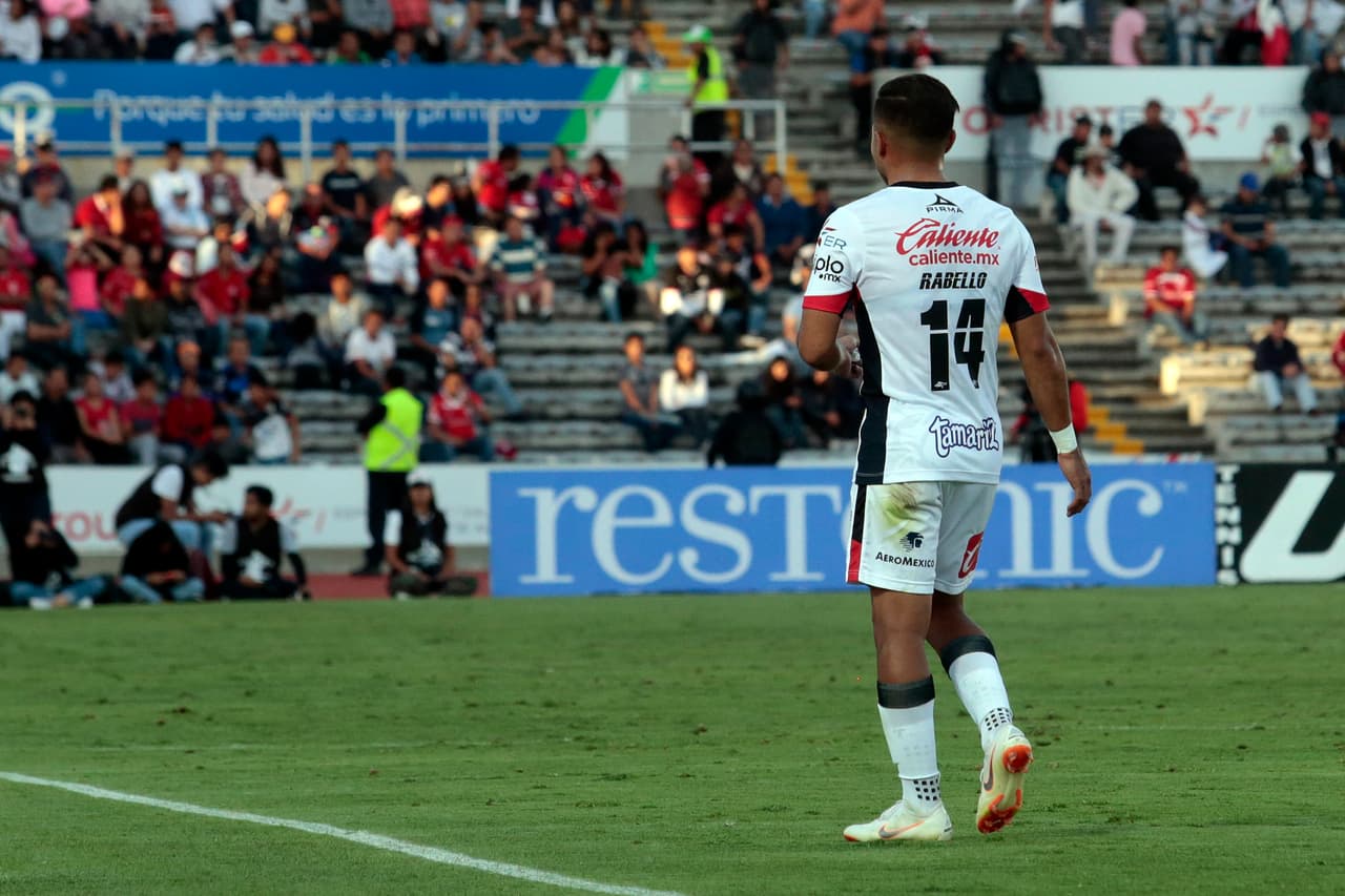Al miniuto 68 el medioampista chileno Bryan Rabello dejó a Lobos con un jugador menos después de ver la tarjeta roja.