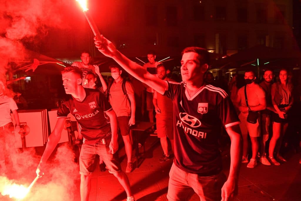 Los hinchas de Lyon festejan la histórica participación de su equipo, aunque han quedado eliminados de la competición.