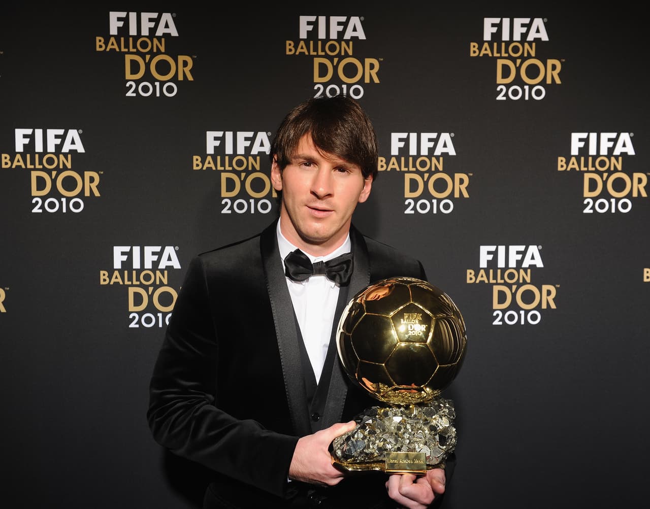 Lionel Messi en el 2010 tenía el cabello un poco largo, pero no con un estilo tan rebelde como antes, sino más estilizado. Junto a él, el Balón de Oro como mejor jugador en la entrega de enero de 2010.