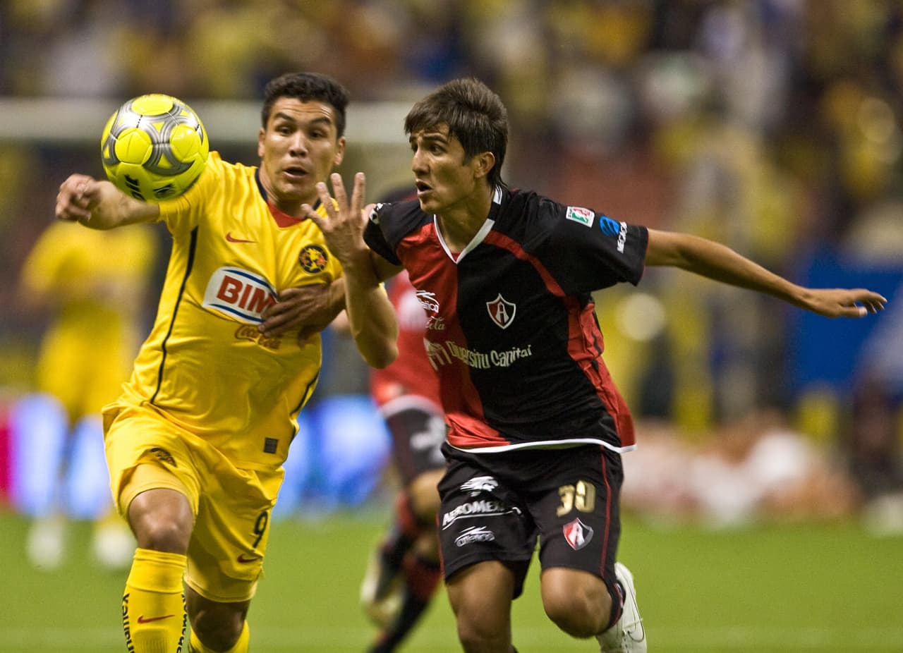 Con 19 años, debutó en la Liga MX como un gran prospecto más de esa prolífica cantera rojinegra.