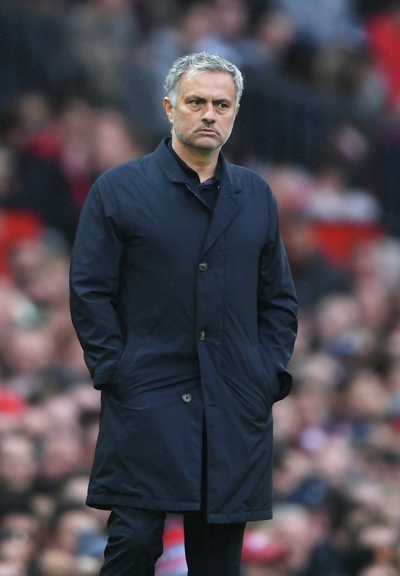 Muchas críticas recaen sobre José Mourinho, entrenador del equipo, quien en su tiempo allí 'solo' ha podido ganar la Europa League, Community Shield y la Copa de la Liga.