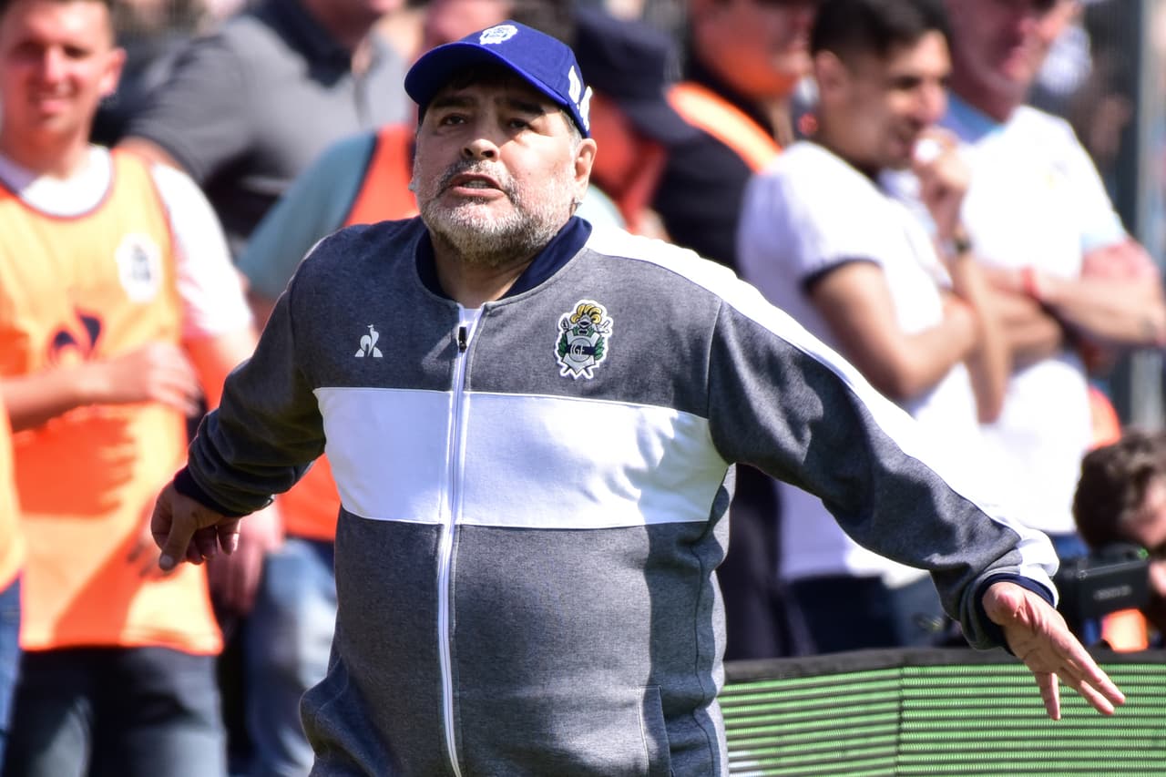 Jugada de peligro de Gimnasia. Maradona espera la anotación.