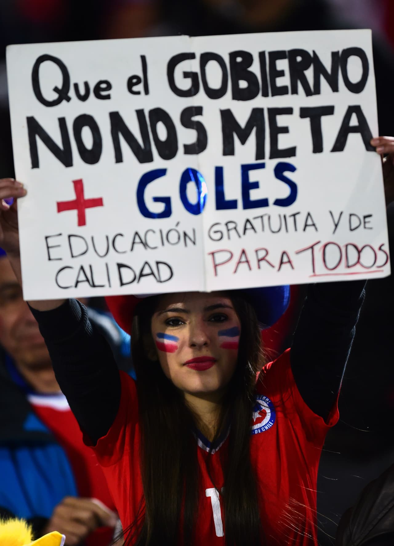 También no podían faltar los reclamos políticos de la afición chilena a su gobierno.