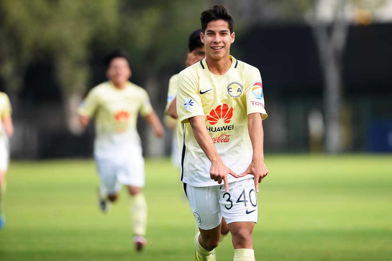 Aunque estaba muy bien en el Pachuca, el América le ofreció un lugar a Diego Lainez y como él siempre ha sido aficionado al equipo decidió partir con el consentimiento de sus papás y el enojo de Andrés Fassi.