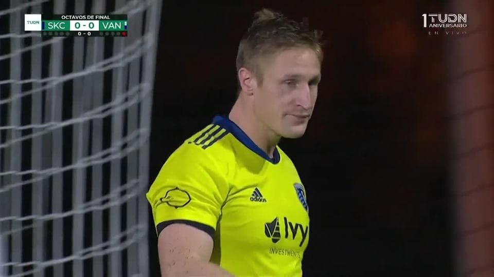 ¡CERCA!. Cristian Dájome disparó que se estrella en el poste.