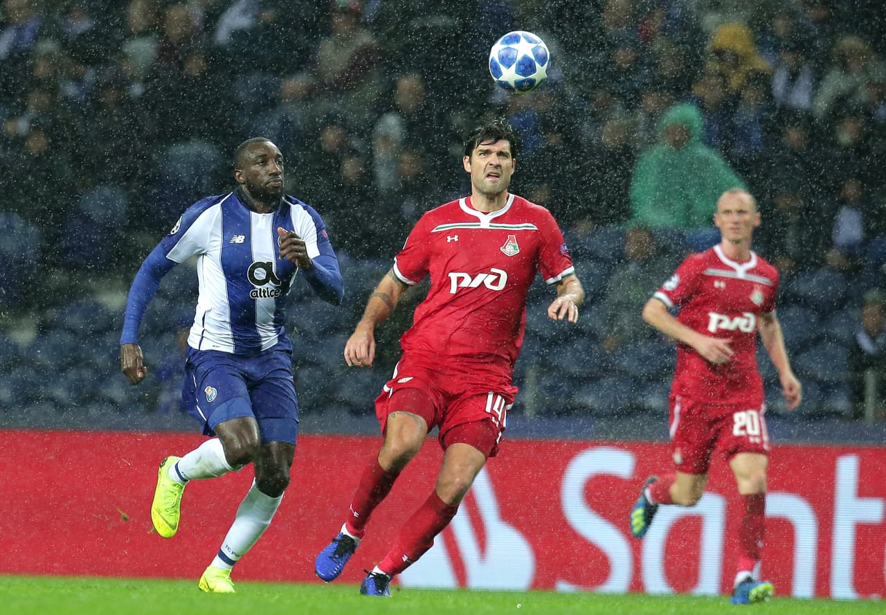 Pero los visitantes salieron al segundo tiempo con renovados bríos. A pesar de la inclemente lluvia en el norte de Portugal, el Lokomotiv empezó a tocar y a tocar la pelota en campo rival.