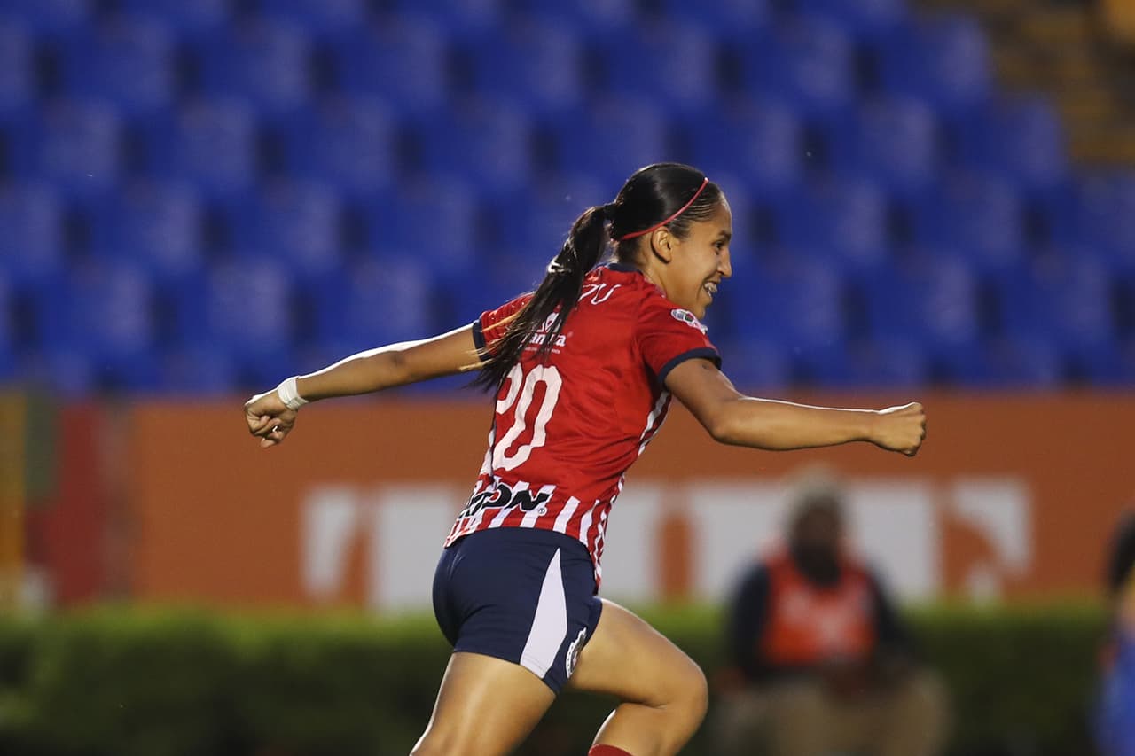 Ana Gabriela Huerta se encargó de darle a las Chivas el 1-1 a los 7 minutos de partido ante un severo descuido de la defensa felina y de la guardameta de Tigres, para que llegara a rematar a quemarropa en el área chica.
