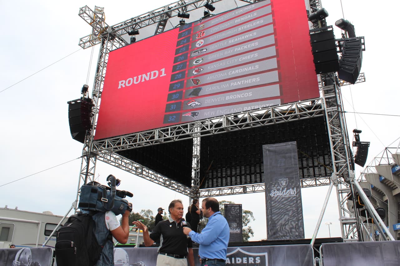 Te invitamos a disfrutar de las mejores imágenes de la visita de los Raiders al 'Coloso de Santa Ursula' promocionando el juego del próximo 21 de noviembre ante los Houston Texans.