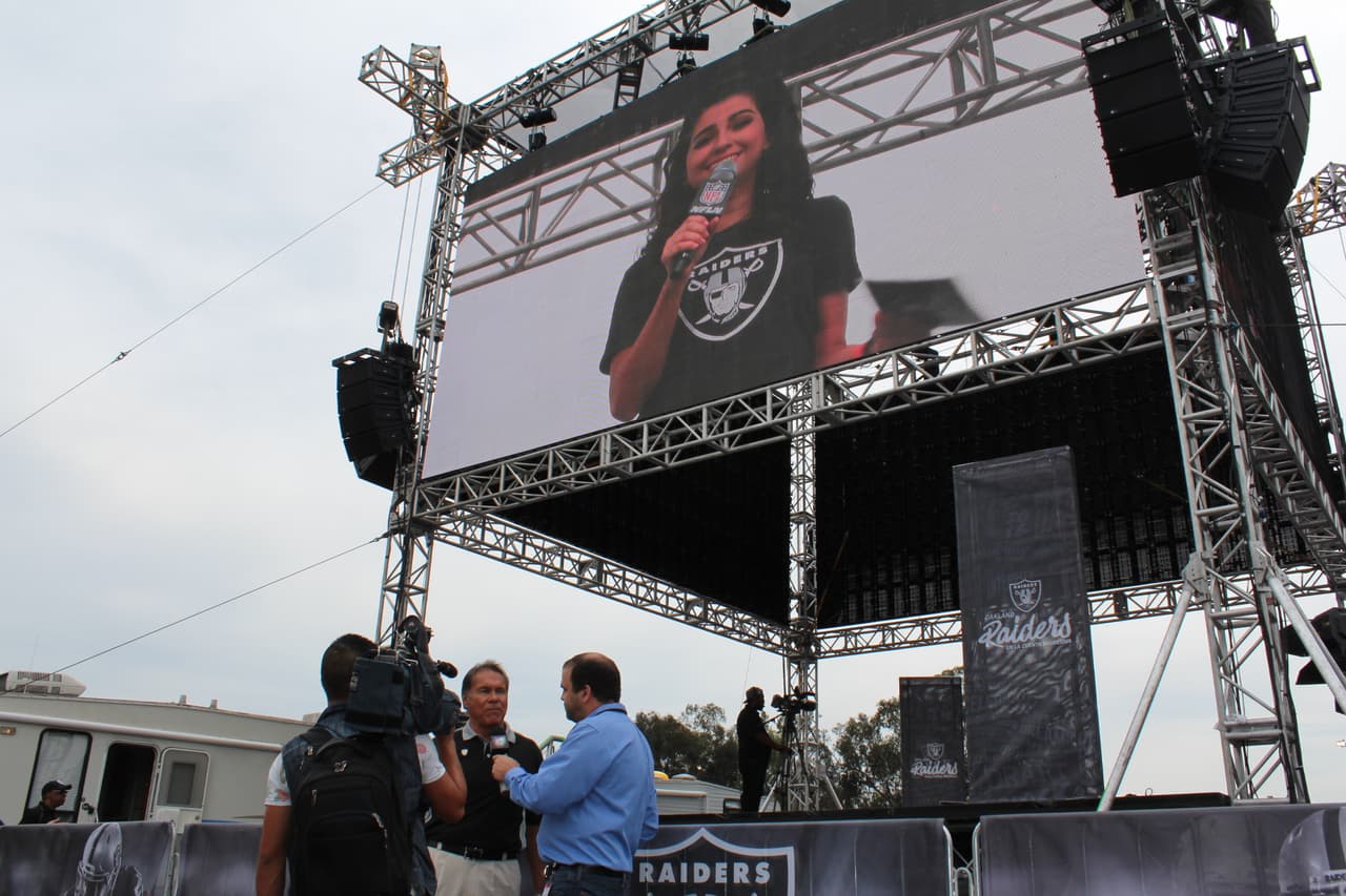 Te invitamos a disfrutar de las mejores imágenes de la visita de los Raiders al 'Coloso de Santa Ursula' promocionando el juego del próximo 21 de noviembre ante los Houston Texans.