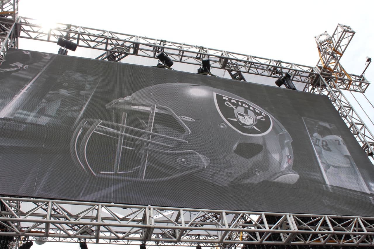 Te invitamos a disfrutar de las mejores imágenes de la visita de los Raiders al 'Coloso de Santa Ursula' promocionando el juego del próximo 21 de noviembre ante los Houston Texans.