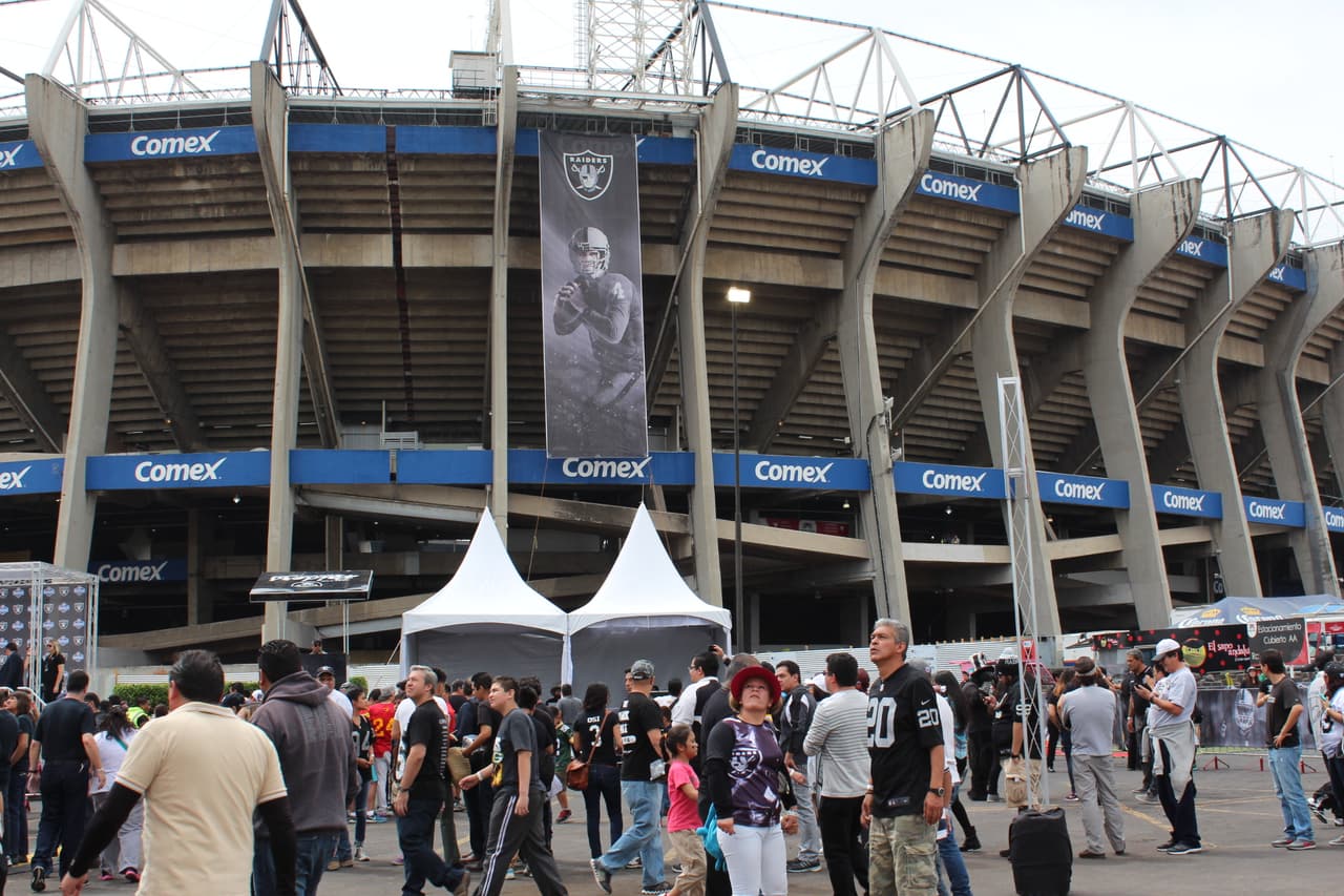 Te invitamos a disfrutar de las mejores imágenes de la visita de los Raiders al 'Coloso de Santa Ursula' promocionando el juego del próximo 21 de noviembre ante los Houston Texans.