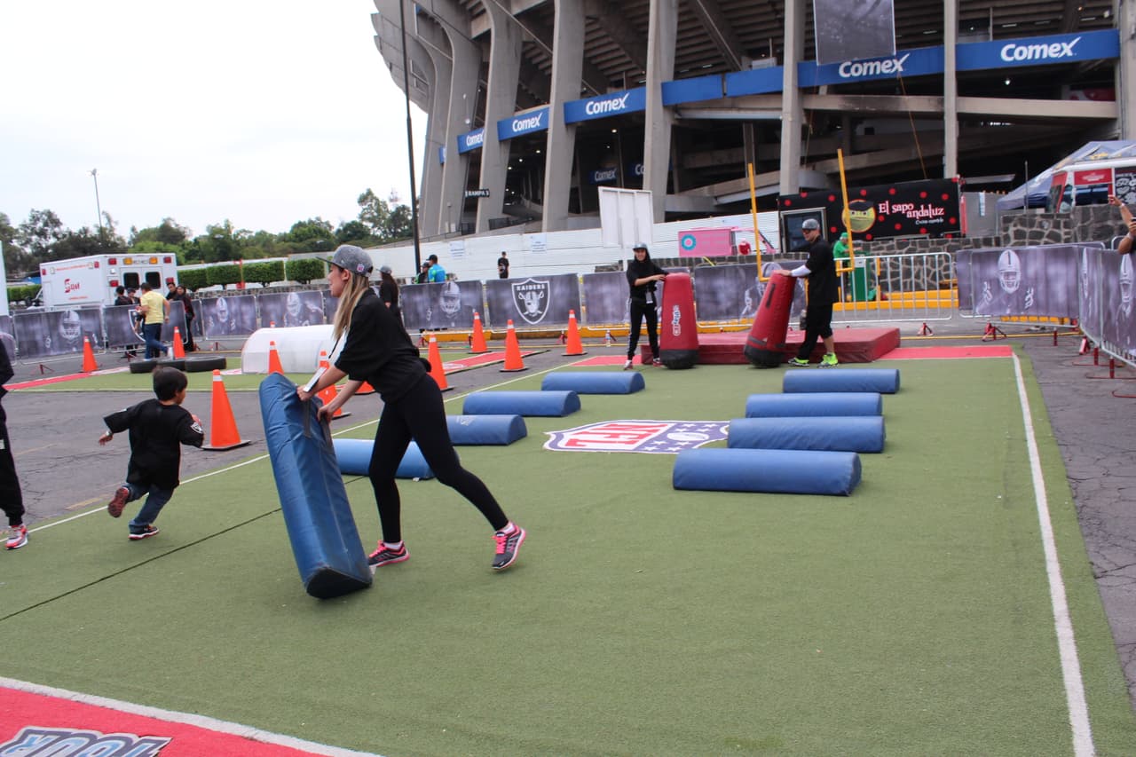 Te invitamos a disfrutar de las mejores imágenes de la visita de los Raiders al 'Coloso de Santa Ursula' promocionando el juego del próximo 21 de noviembre ante los Houston Texans.