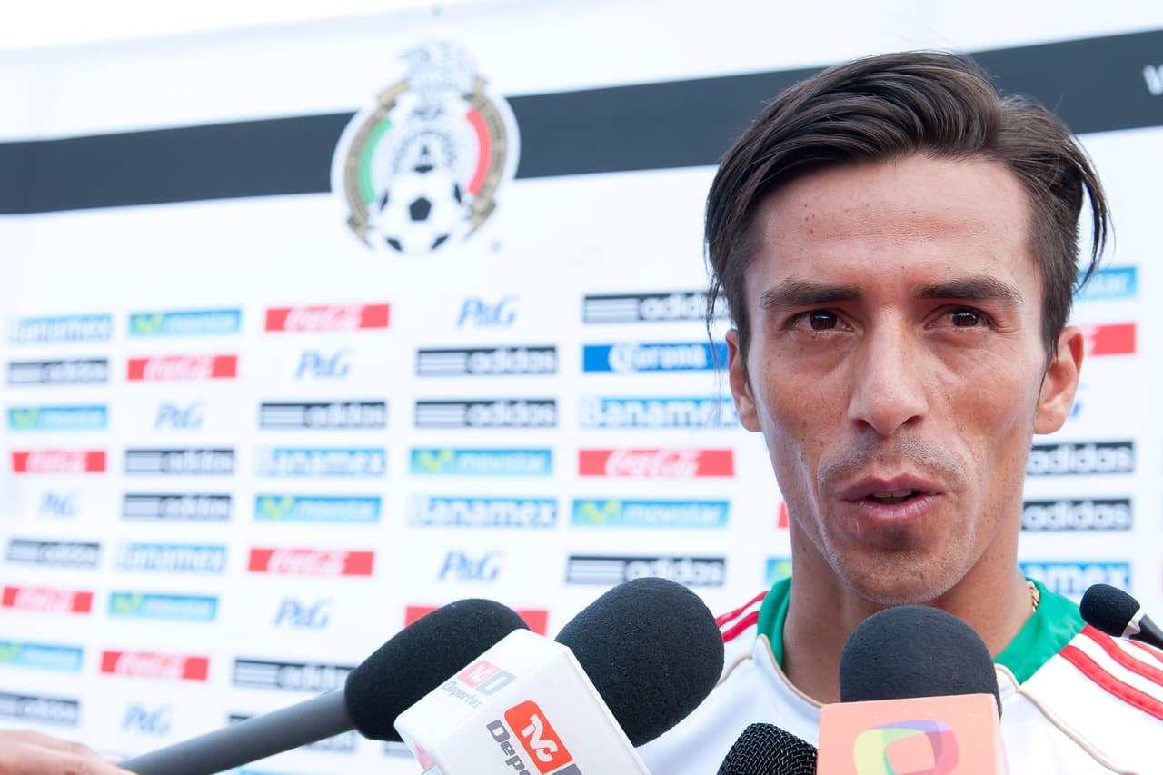 Su primera aparición con el Tri en el 2013 cuando Víctor Manuel Vucetich lo convocó para la recta final del hexagonal de la Concacaf. No jugó y luego fue citado por Miguel Herrera aunque lo rechazó por problemas familiares.