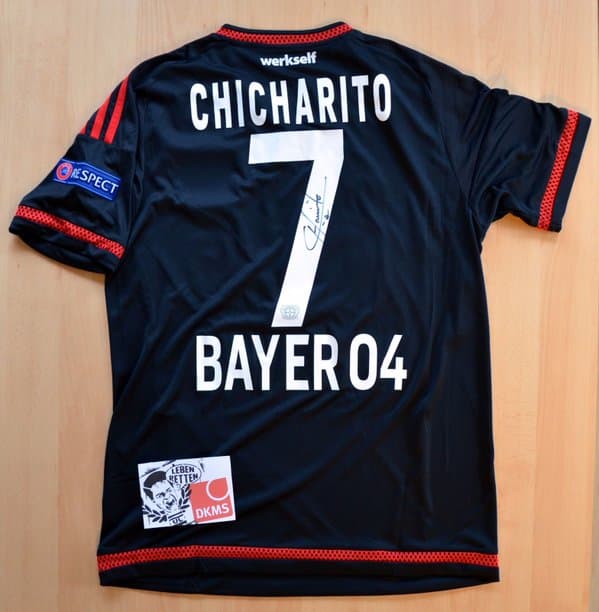 'Chicharito' dona camiseta con la que anotó su primer gol con el Bayer