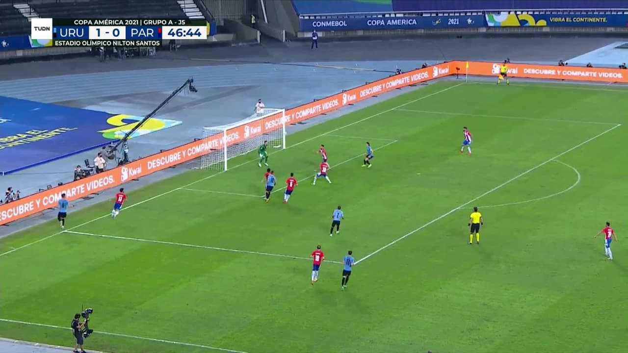 ¡TIRO ATAJADO! disparo por Federico Valverde.