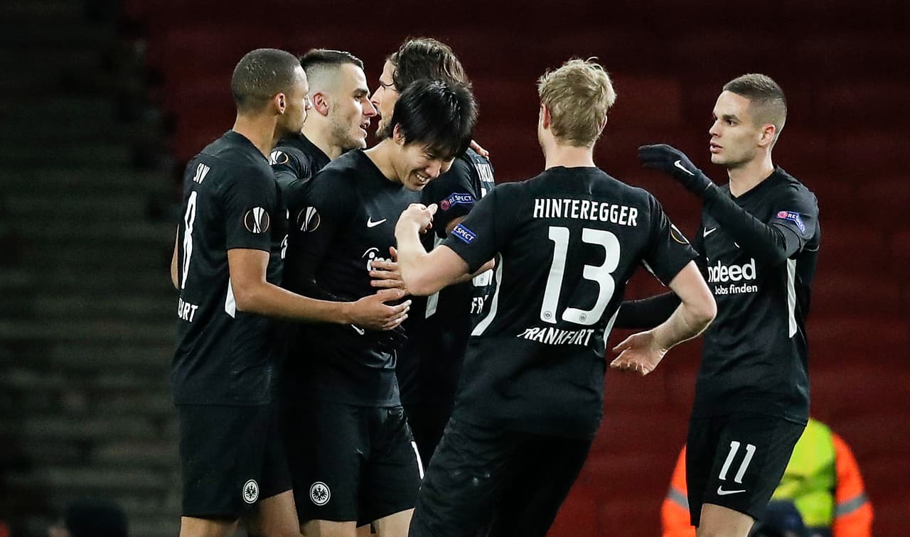 Frankfurt vence con doblete del japonés Daichi Kamada 2-1 al Arsenal en Londres. Unai Emery, director técnico del Arsenal vive momentos difíciles y más tras esta derrota.