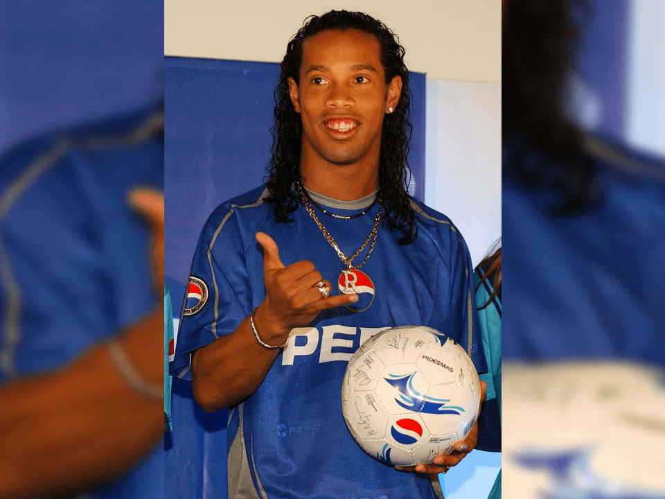 El astro brasileño, Ronaldinho, siempre conserva su larga cabellera.