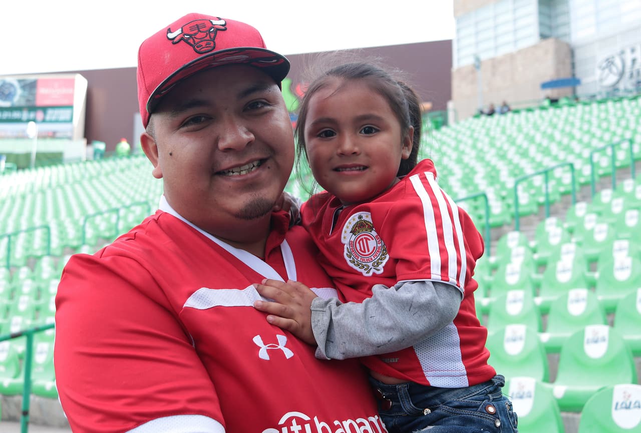 Los fanáticos se alistan en el Estadio Corona para vivir el duelo entre Santos y Toluca por la 
<a href="https://www.univision.com/deportes/futbol/liga-mx/*">Liga MX</a>.