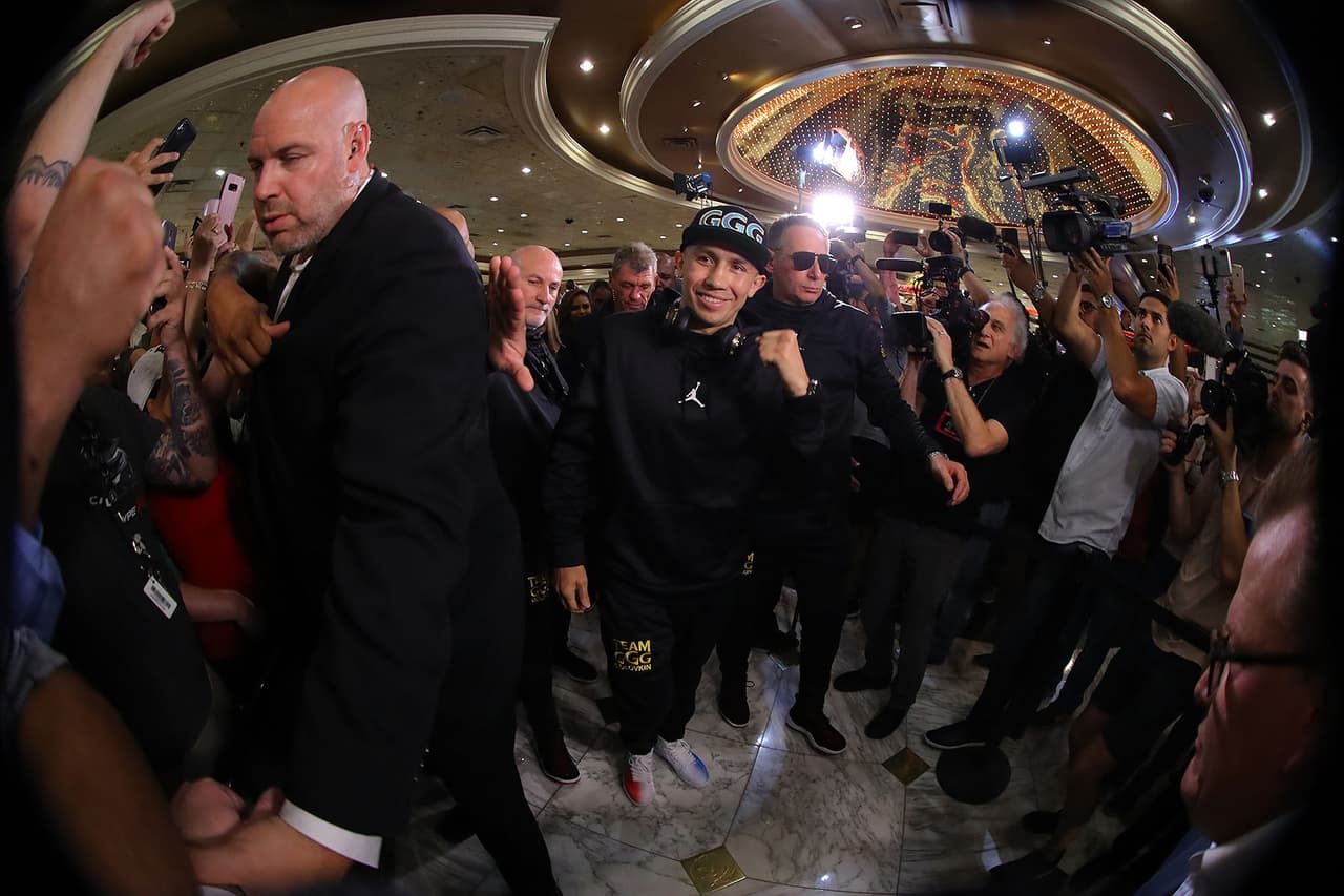 Al son del "México lindo y querido", Saúl 'Canelo' Álvarez y Gennady 'GGG' Golovkin hicieron acto de presencia en el lobby del MGM Grand de Las Vegas. El mexicano gañó la primera batalla gracias a sus fans.