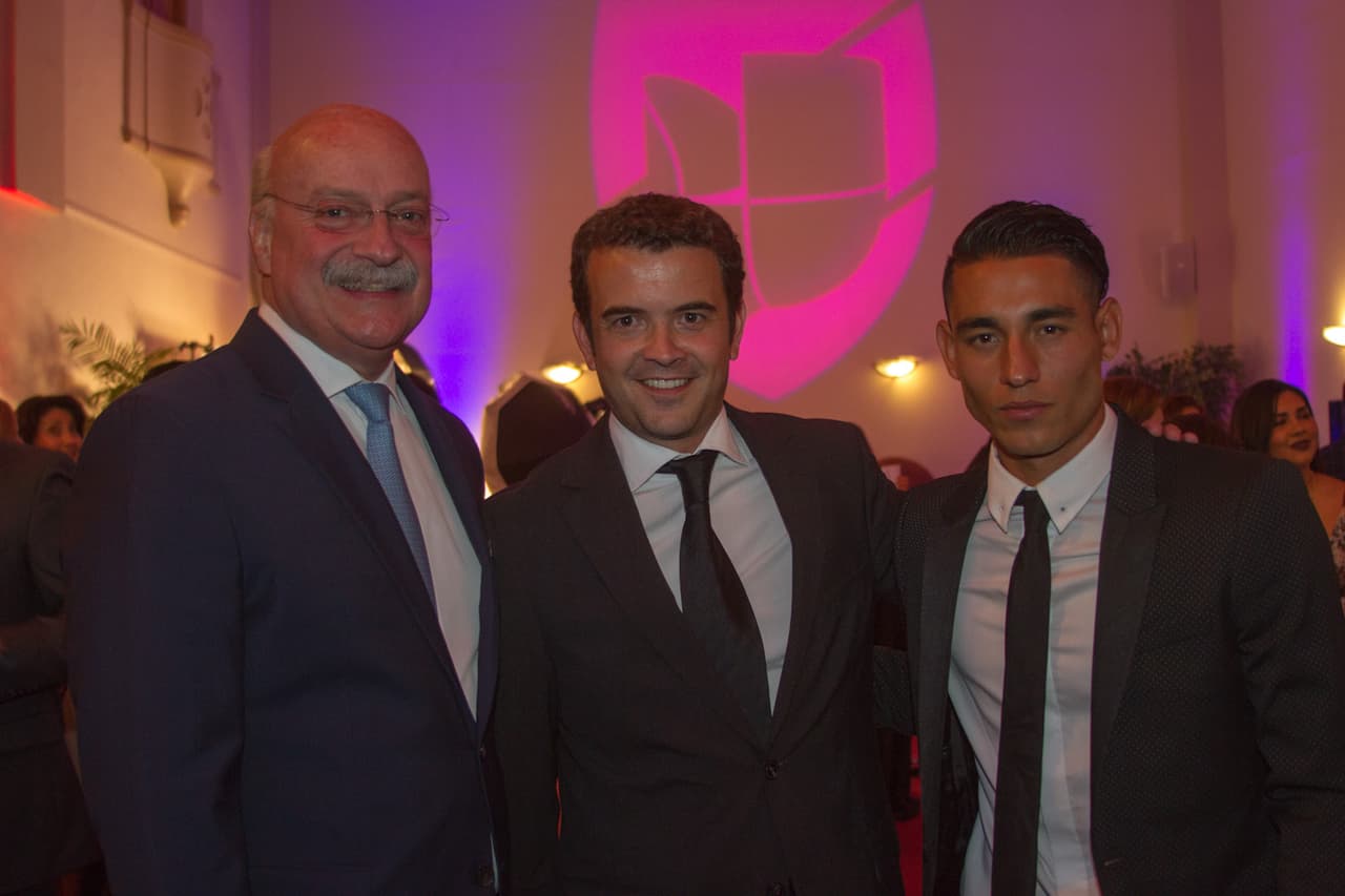 Enrique Bonilla, presidente de la Liga MX, junto a Walter Gael Sandoval, ganador al novato del año por sus temporadas con Santos Laguna de Torreón.