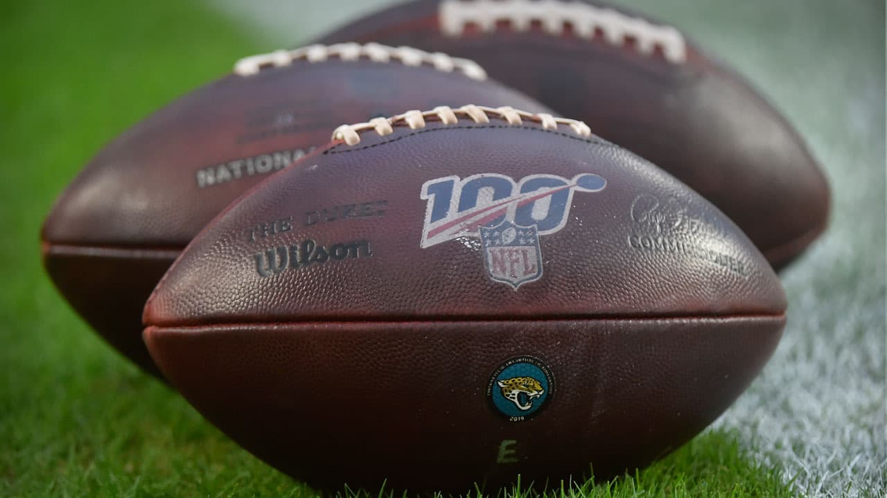 La NFL y su nuevo acuerdo colectivo de trabajo divide la opinión de los represenantes de los jugadores por la decisión a tomar por los 17 juegos de temporada regular y los 14 equipos que se espera jueguen los playoffs.