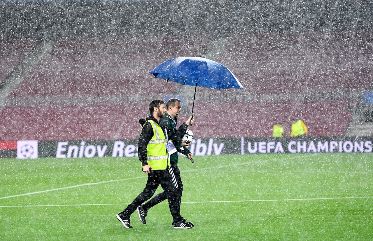 La lluvia marcó el comienzo del partido en el estadio Camp Nou de Barcelona, donde el local buscó dar un nuevo espectáculo frente a su gente.