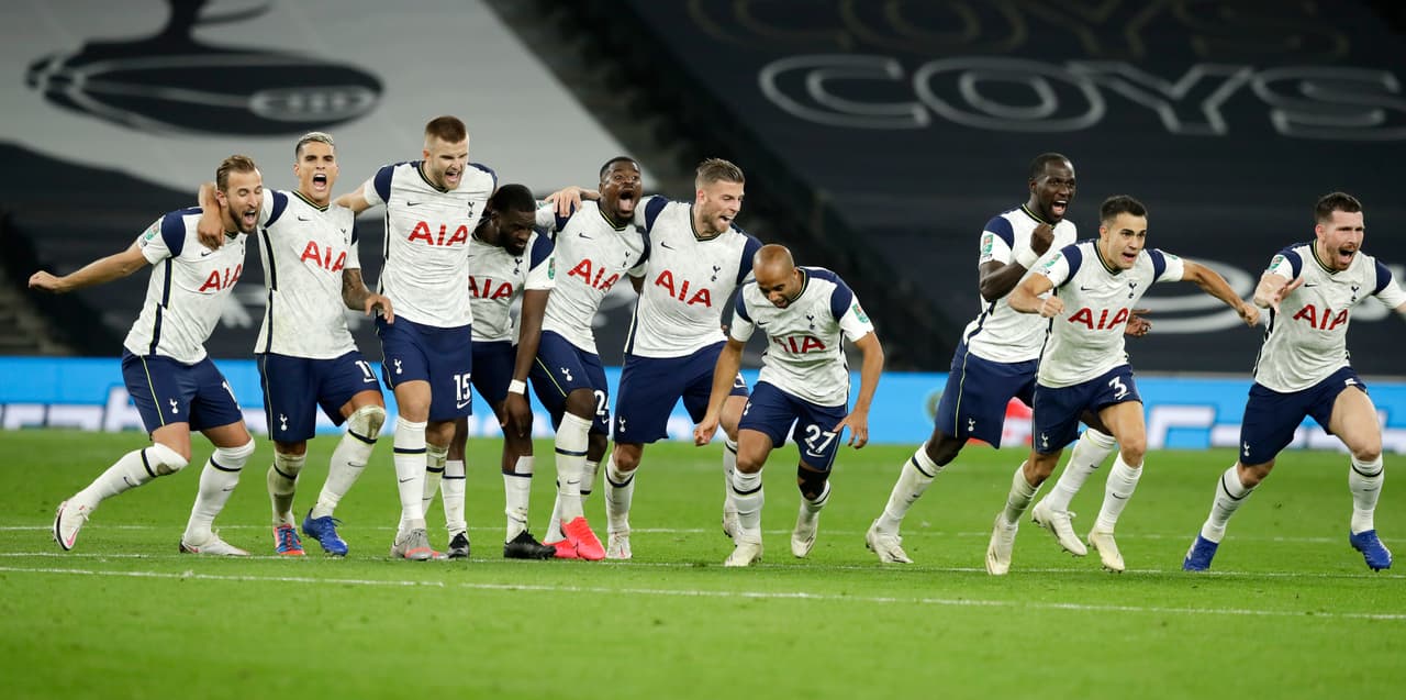 Gol de último minuto. De un tiro libre, Erik Lamela es el autor del primer gol para los Spurs.