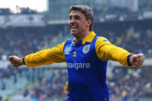 Hernán Crespo Un viejo rompedor de redes que sigue marcando es Hernán Crespo. El argentino, con 9 goles, es jugador del Parma de Italia. Ha sido campeón con el Chelsea, Inter, Parma, Milan y River.