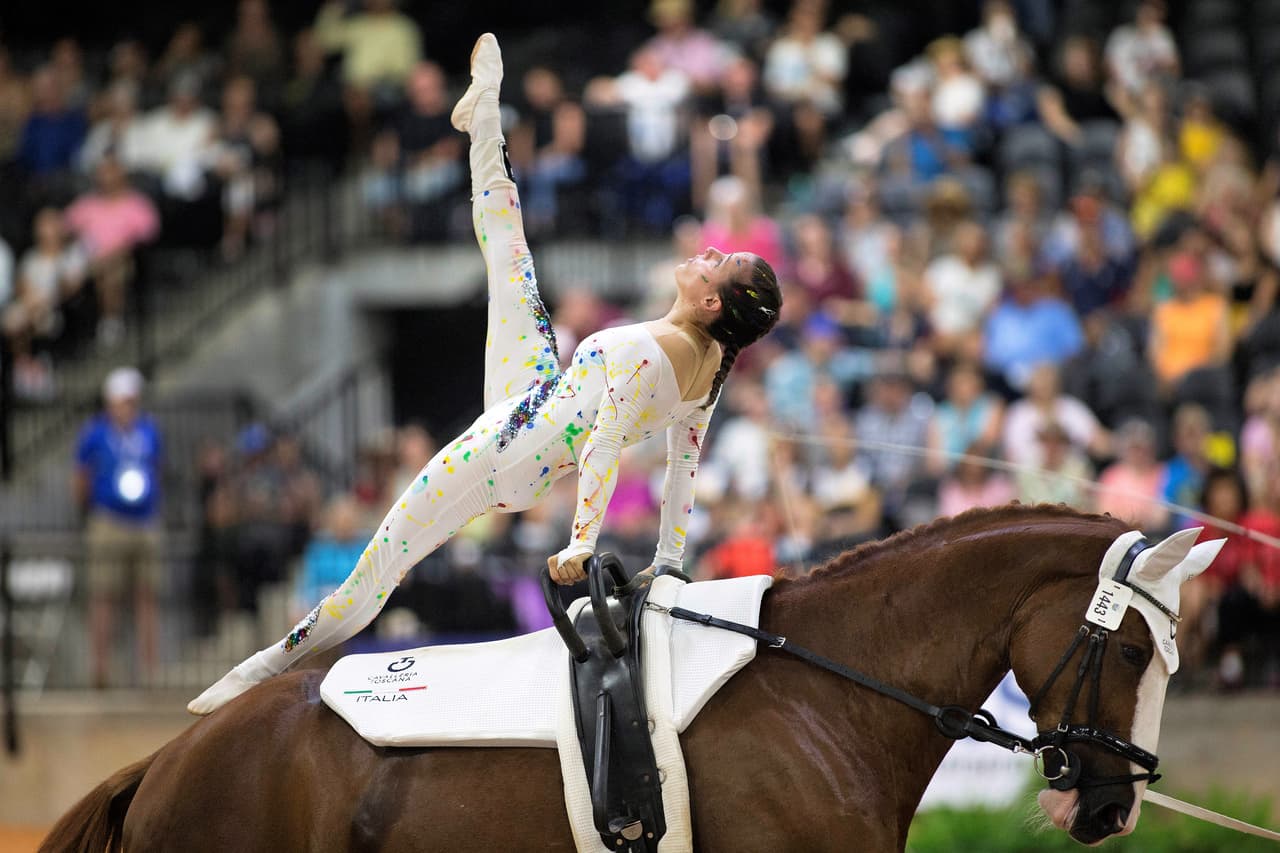 La volteadora italiana Anna Cavallaro montando a '1443 Monaco Franze' en la competencia individual del torneo. Vaya balance el que muestra la jinete de esta especialidad.