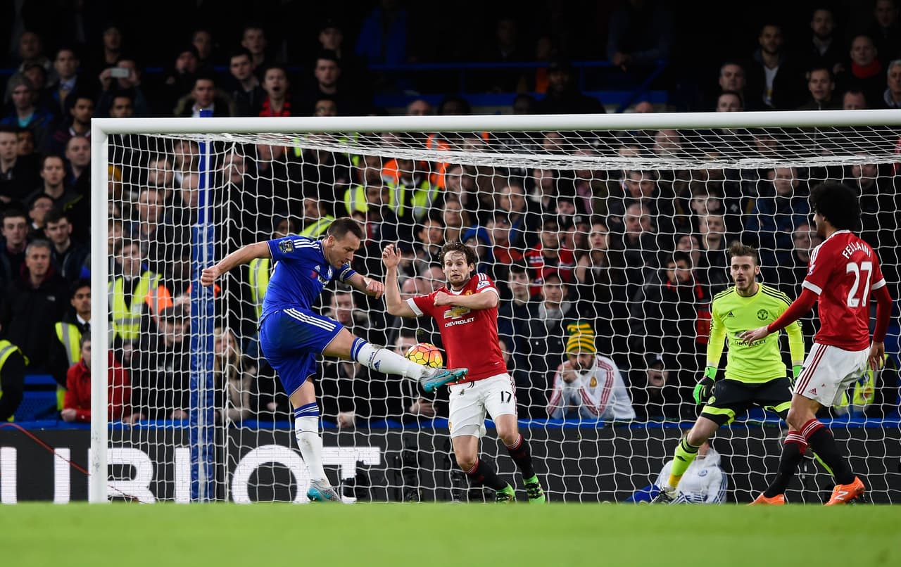 Chelsea estuvo cerca del empate en varias ocasiones como ésta, en la que John Terry sacaría un disparo que pasaría a un costado de la cabaña de De Gea.