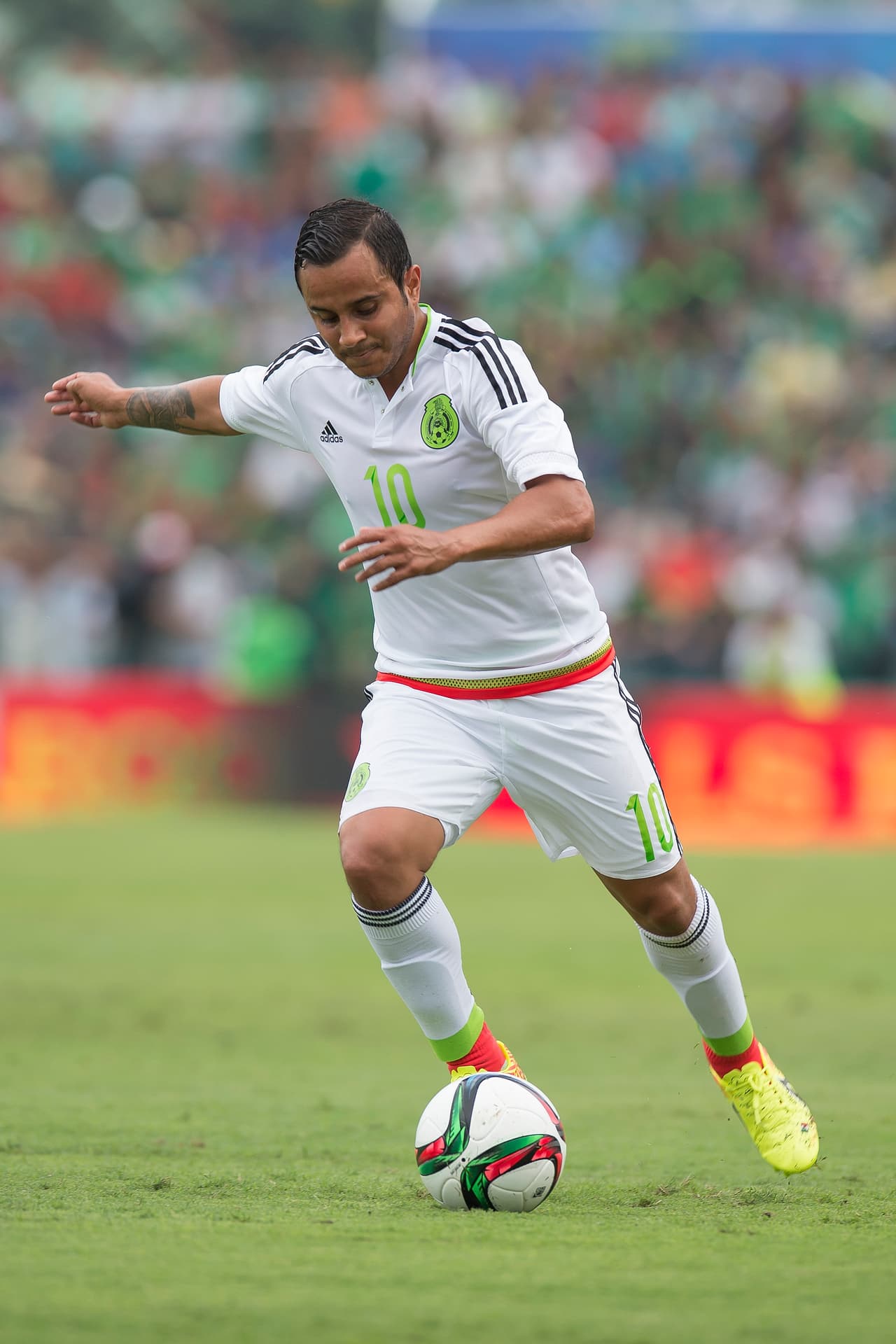 CAMBIOS CALIFICACIÓN 8: En la segunda parte ingresaron Jesús Corona y Luis Montes, y fueron los jugadores que más brillaron en la cancha pese haber jugado tan solo unos minutos. Ya que le dieron una nueva cara el Tri y gracias a ellos cayó el gol del empate para México.