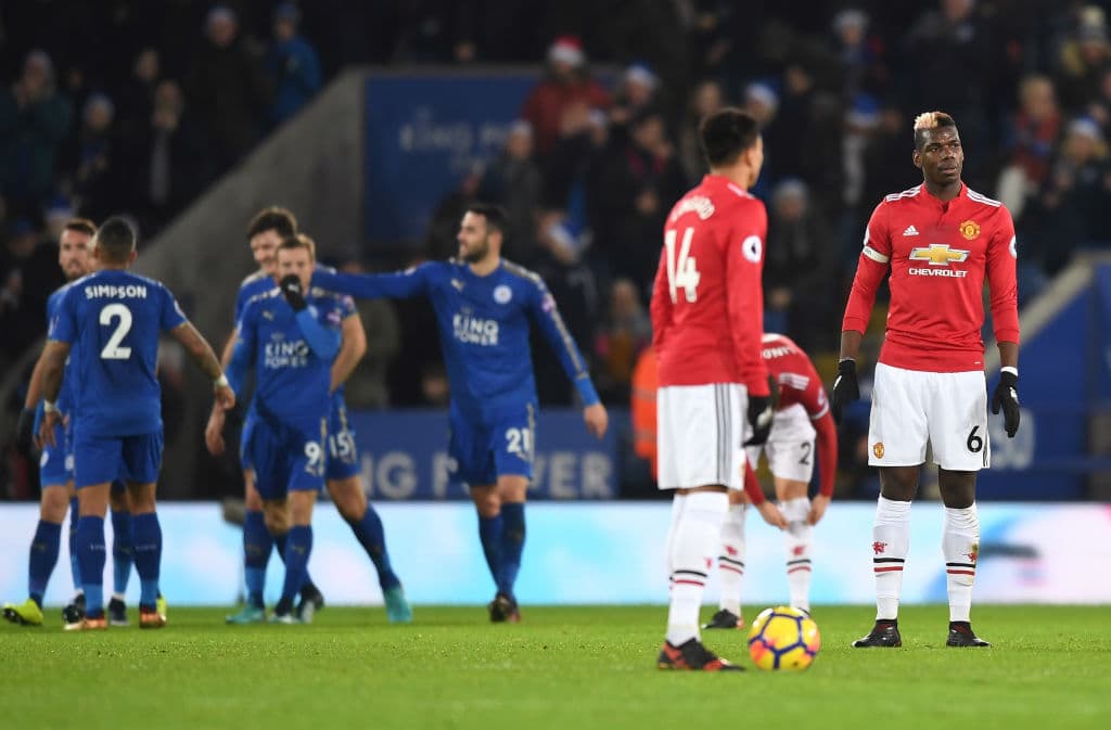 Manchester United dejó escapar el triunfo ante Leicester y se alejó del City