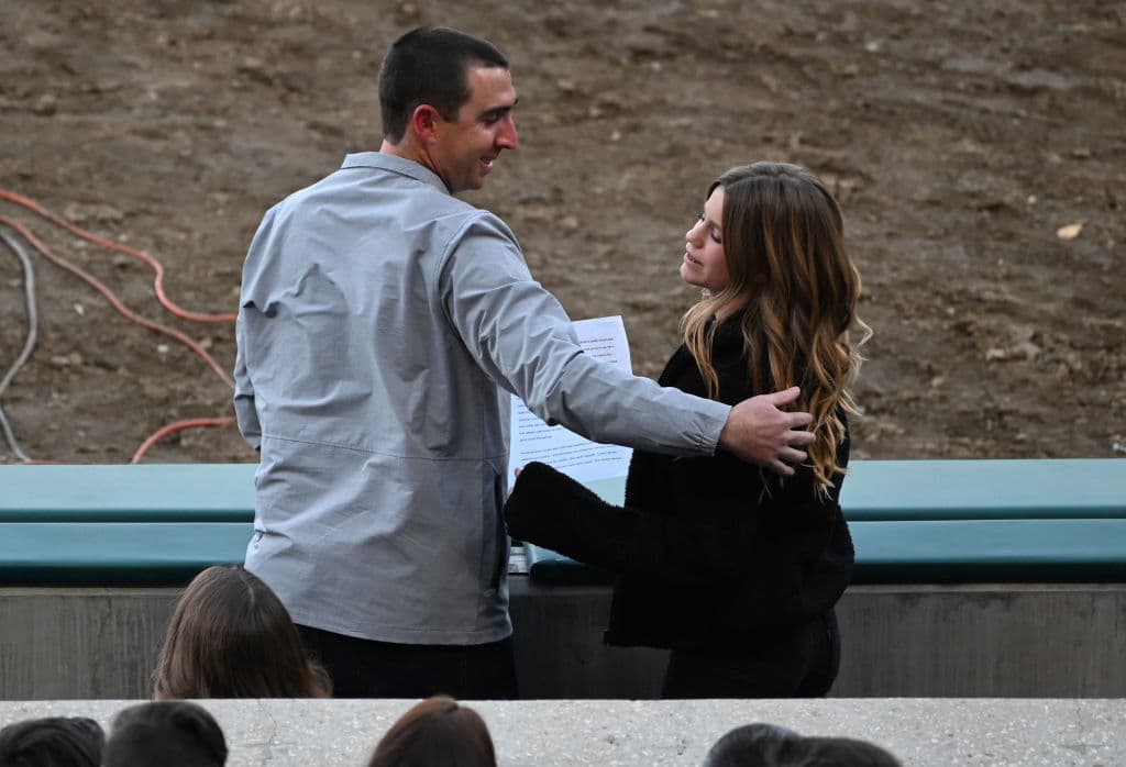La ciudad de Anaheim rindió homenaje a la Familia Altobelli, el coach John, su esposa Keri y su hija Alyssa, fallecidos junto a Kobe Bryant en un ccidente aéreo.