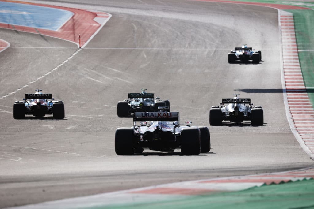 El piloto mexicano de Red Bull, Sergio Pérez, se quedó muy cerca de obtener su primera pole position en la Fórmula 1 este sábado durante la calificación para el Gran Premio de Estados Unidos de este domingo. El líder del mundial de F1 y compañero de equipo de 'Checho' Pérez, Max Verstappen, consiguió la pole en el que saldrá por delante del vigente campeón, el británico Lewis Hamilton, de Mercedes.
