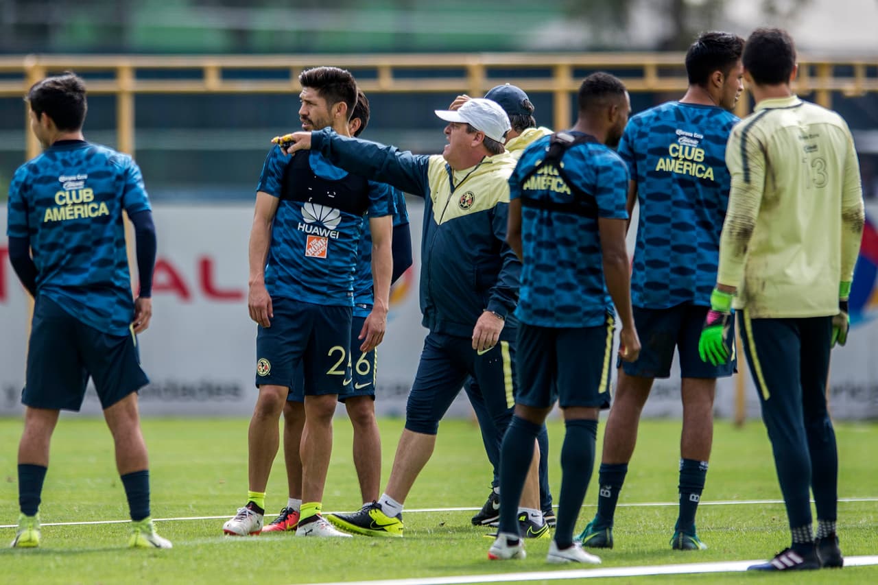 El técnico Miguel Herrera trabajó con la mayoría de su equipo, con excepción de Édson Álvarez y del paraguayo Cecilio Domínguez que estuvo con su selección.