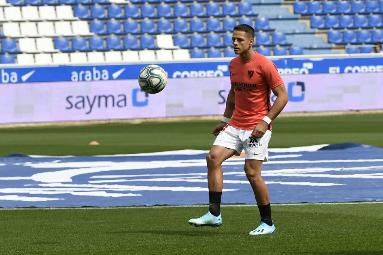 Javier Hernández calentando.
