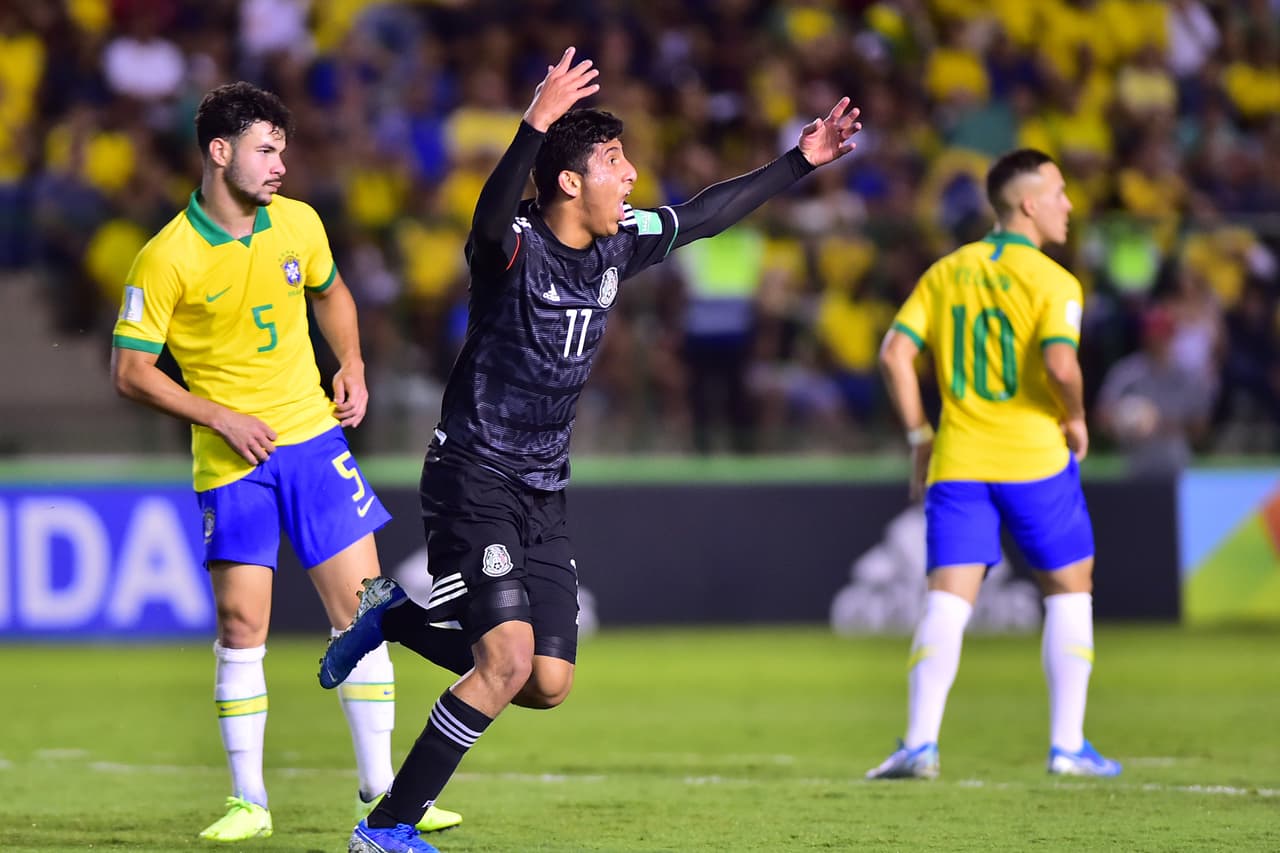 Bryan González celebra tras marcar el gol para México.