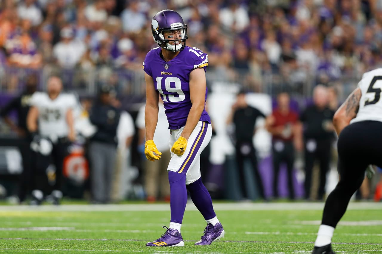 WR: 
<br>
<b>Adam Thielen (Vikings)</b> Tiene más yardas que Jordy Nelson y Keenan Allen, sin tener los reflectores de Stefon Diggs. Aprovecha que no ha anotado para ofertar por él pues le vienen juegos con CHI. GB, BAL y CLE.