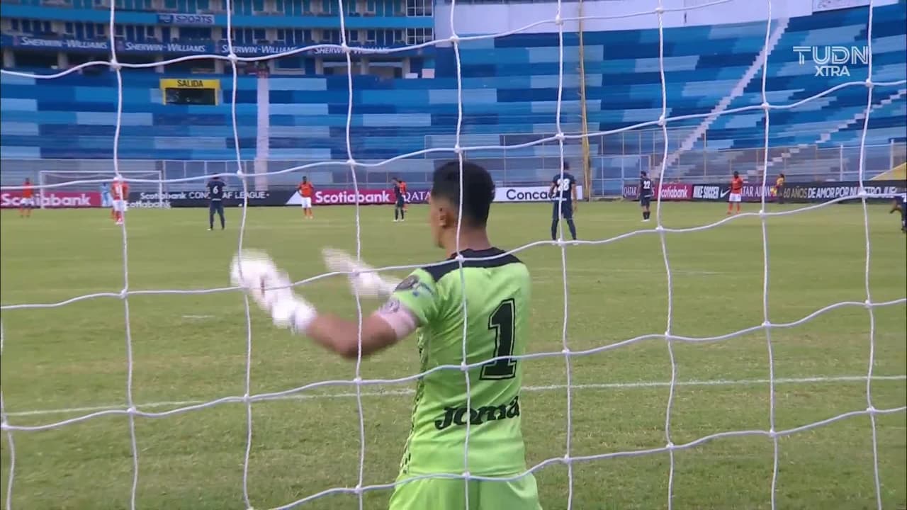 Arranca el partido y la pelota está en juego.