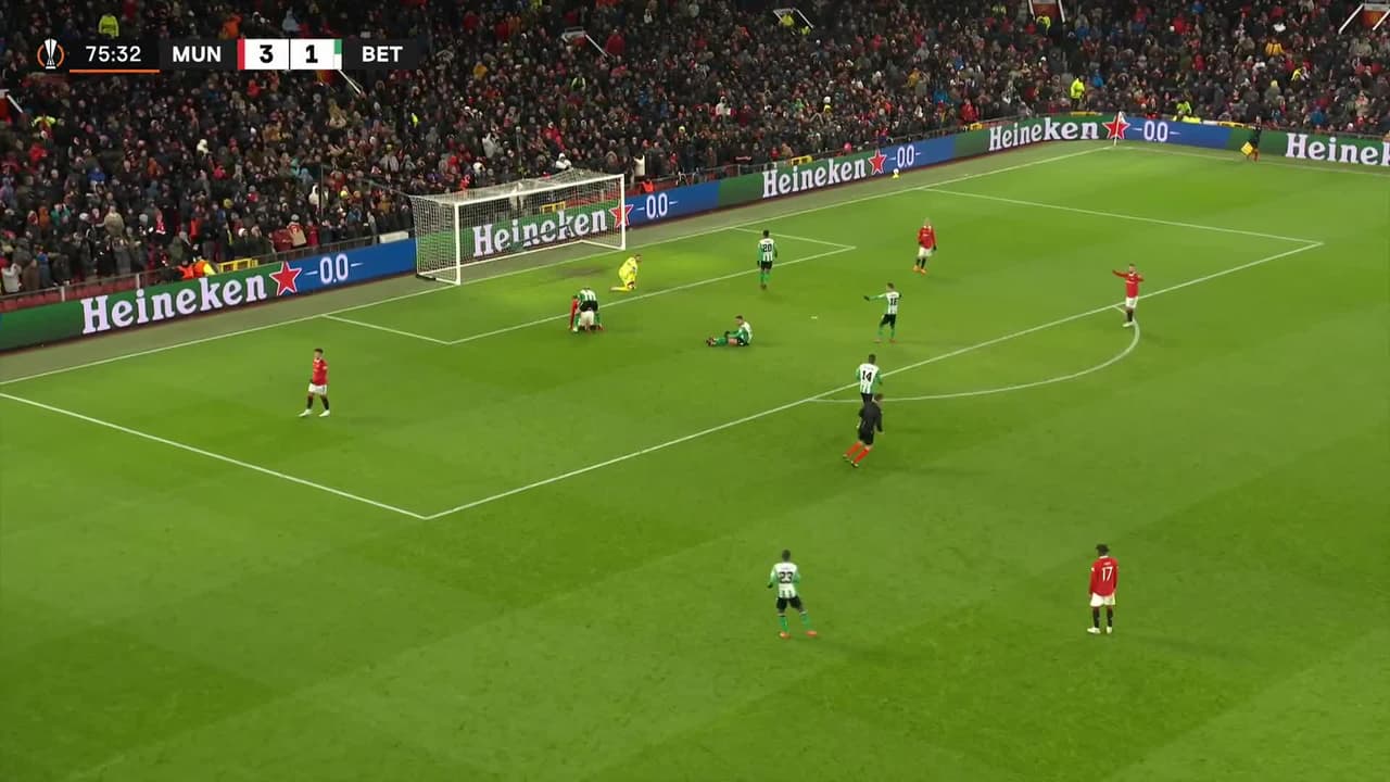 ¡TIRO ATAJADO! disparo por Wout Weghorst.